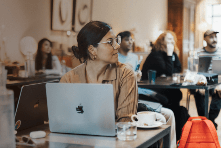 Specjaliści opracowujący innowacyjne pomysły produktowe dla sektora FMCG w trakcie procesu inkubacji.